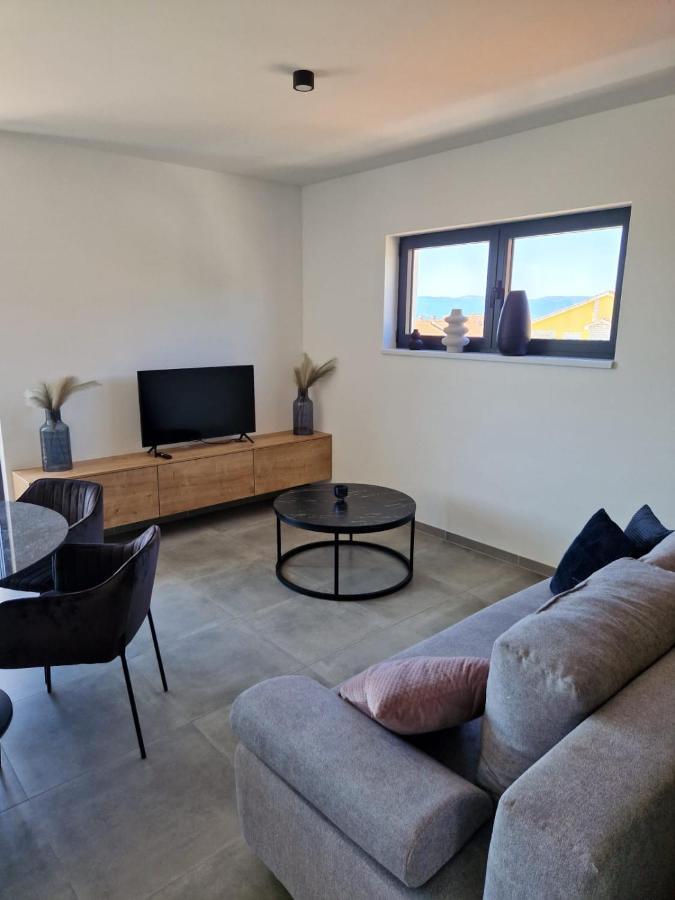 Apartments Terra Sun With Private Pool Or Jacuzzi Njivice Exterior foto