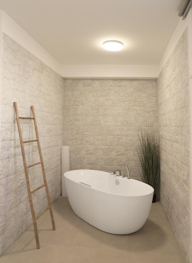 Apartments Terra Sun With Private Pool Or Jacuzzi Njivice Exterior foto